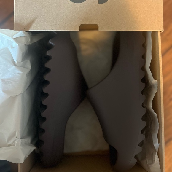 AUTHENTIC Like NEW YEEZY SLIDES in soot - Picture 5 of 6